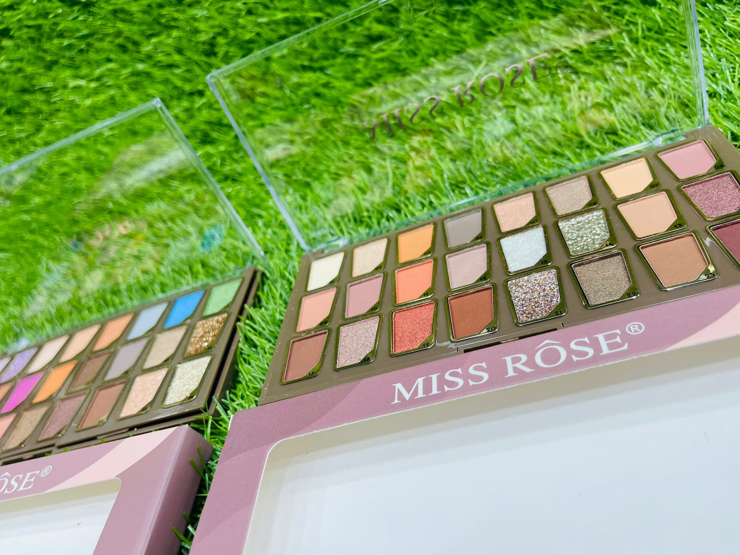 MISSROSE 24 COLOUR NUDE EYSHADOW KIT