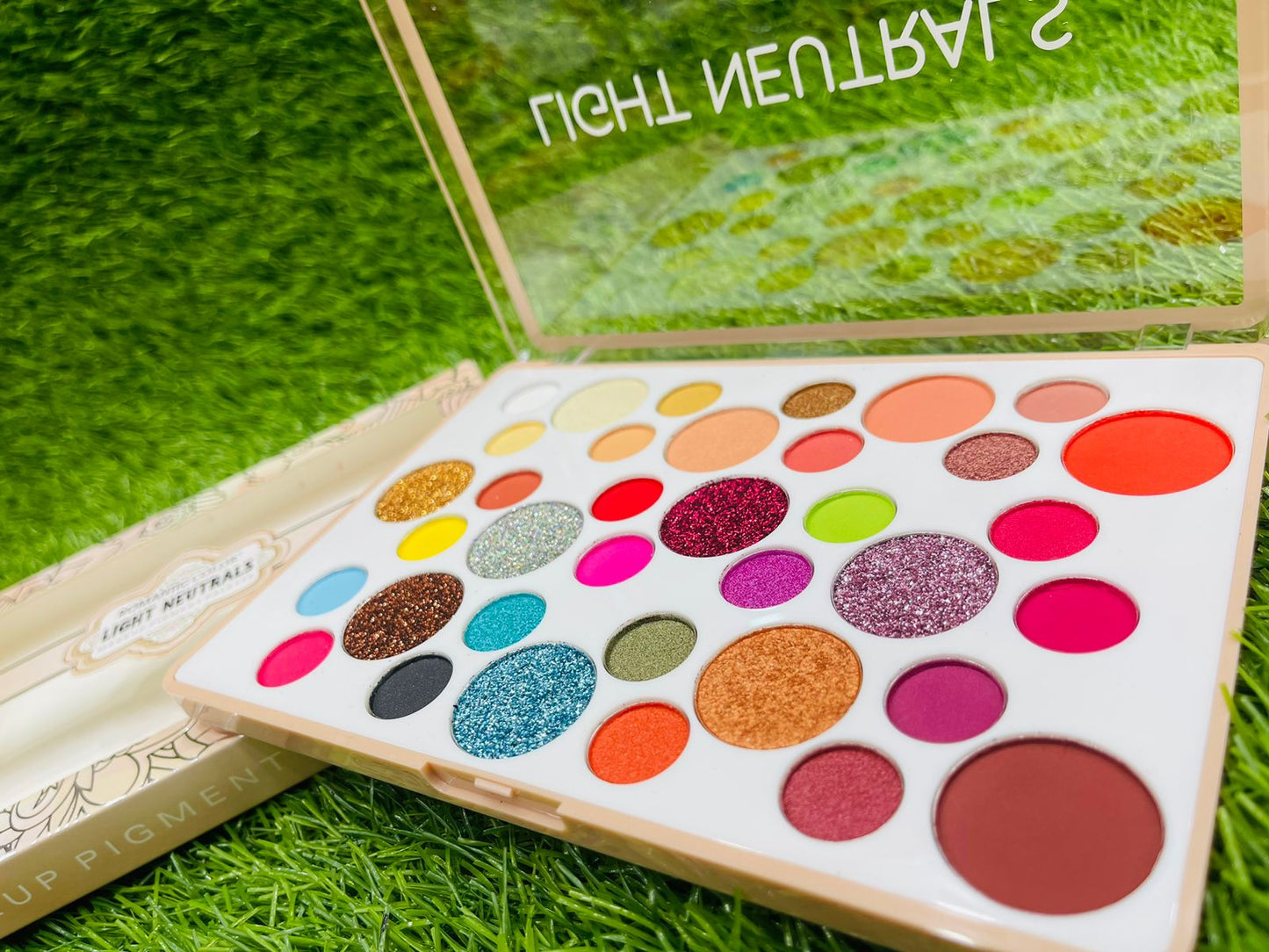 ROMANTIC COLOUR LIGHT NEUTRALS RC6644 SHIMMER+MATT MAKEUP PALETTE
