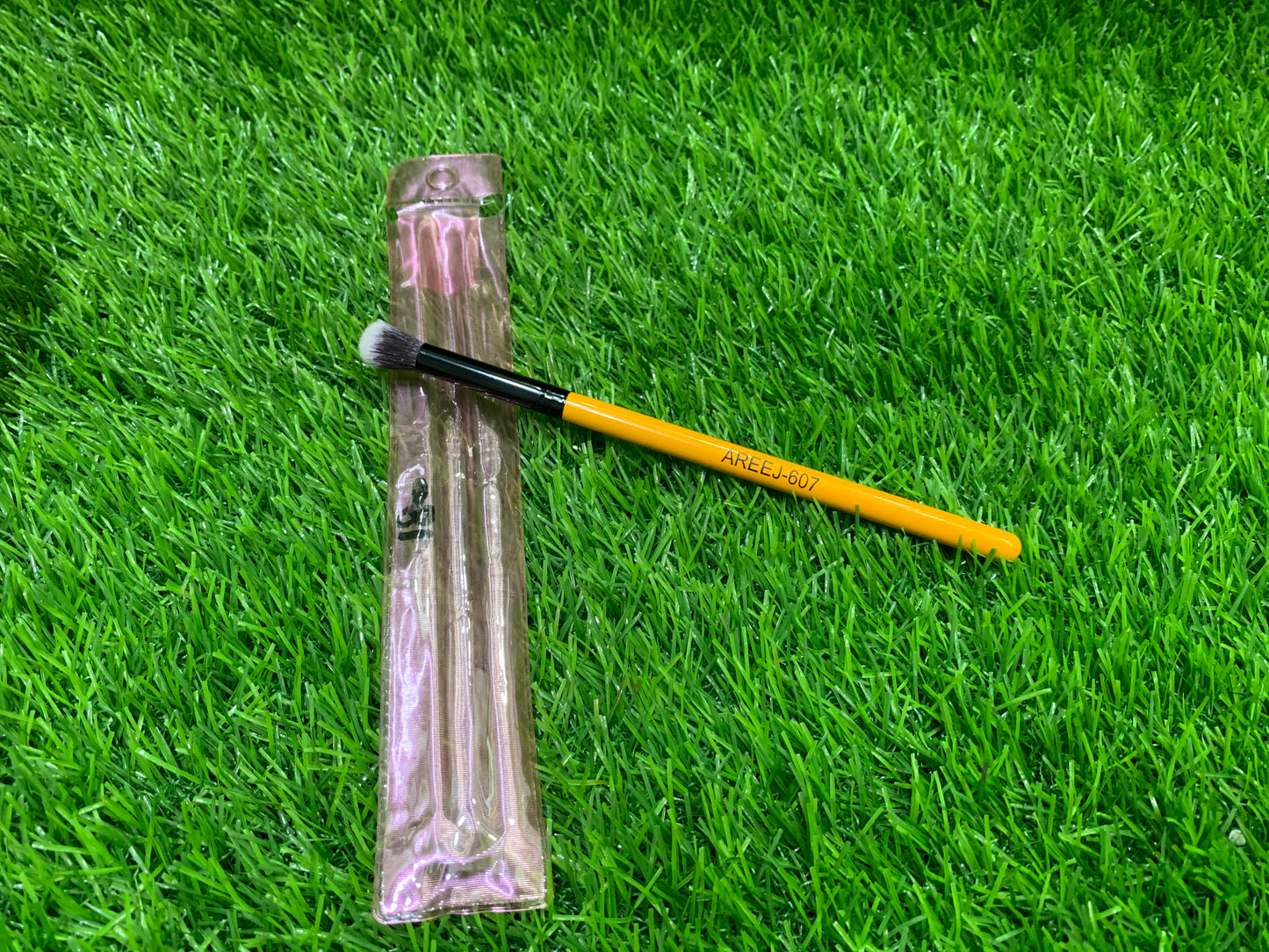 AREEJ EYESHADE BLENDING BRUSH 607