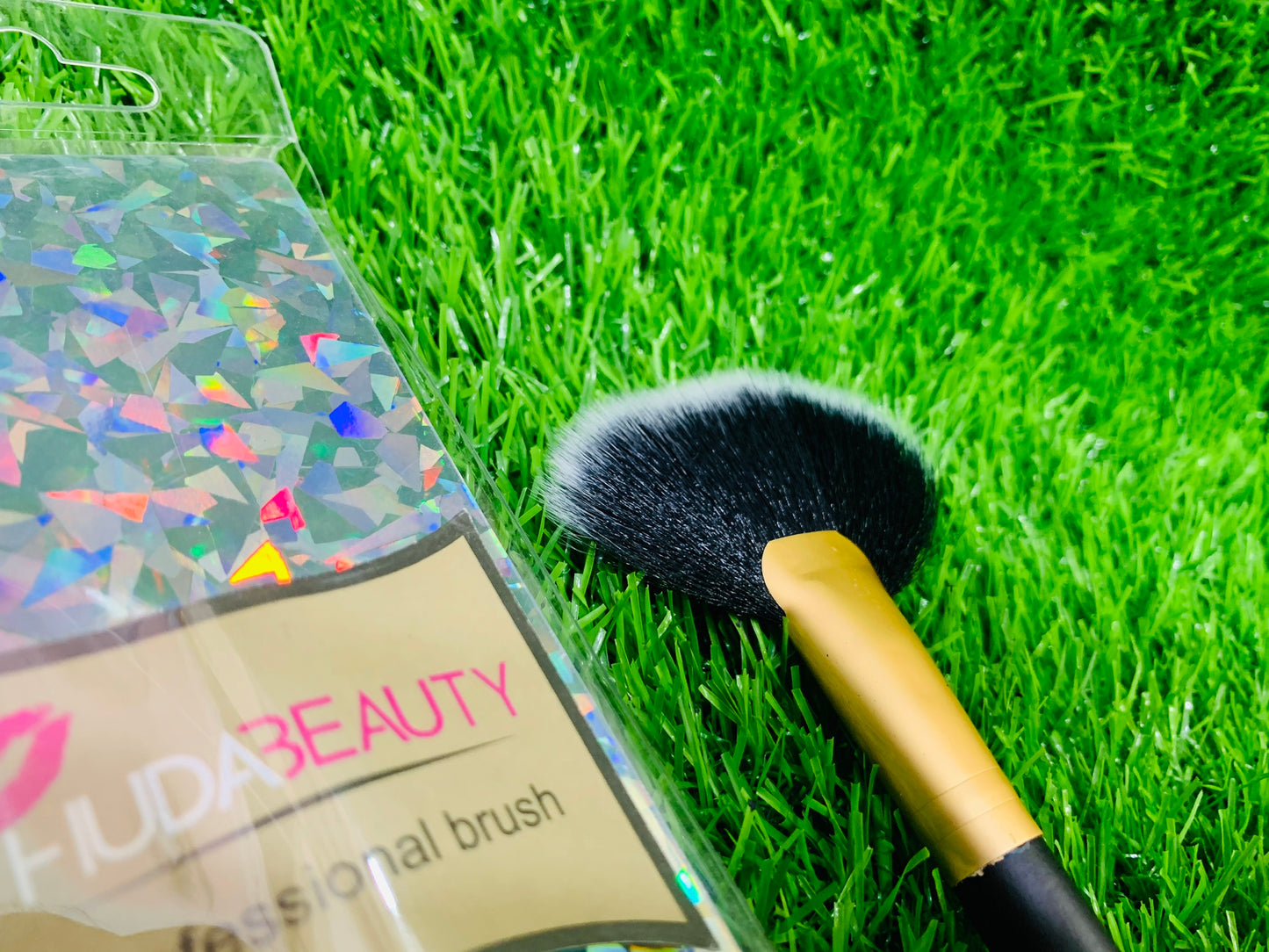 HUDABEAUTY PROFESSIONAL FAN BRUSH (LARGE)