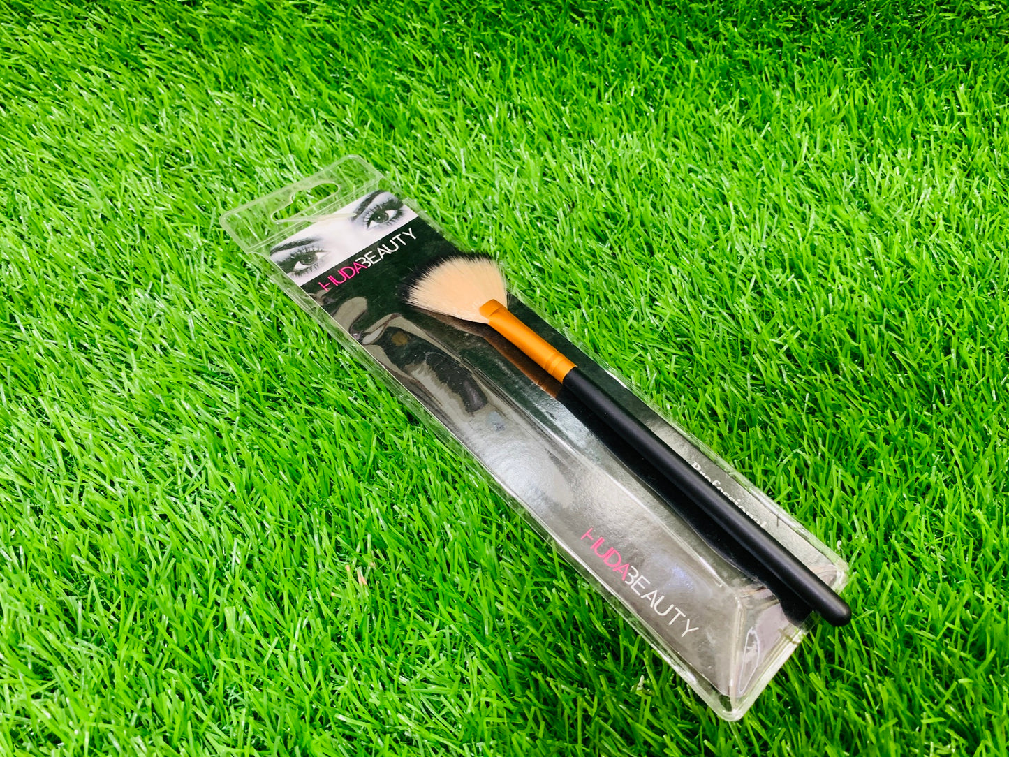 HUDABEAUTY FAN BRUSH (SMALL)