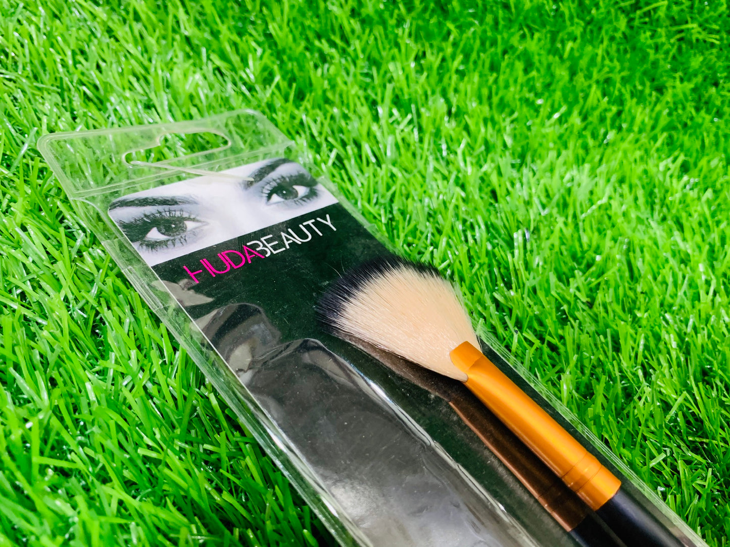 HUDABEAUTY FAN BRUSH (SMALL)