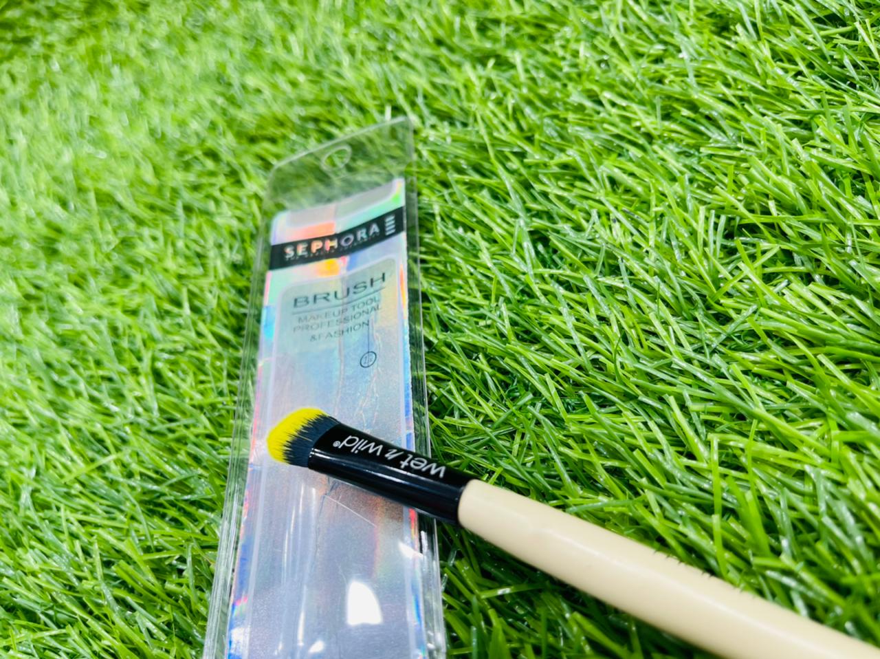 WET N WILD EYE BRUSH.