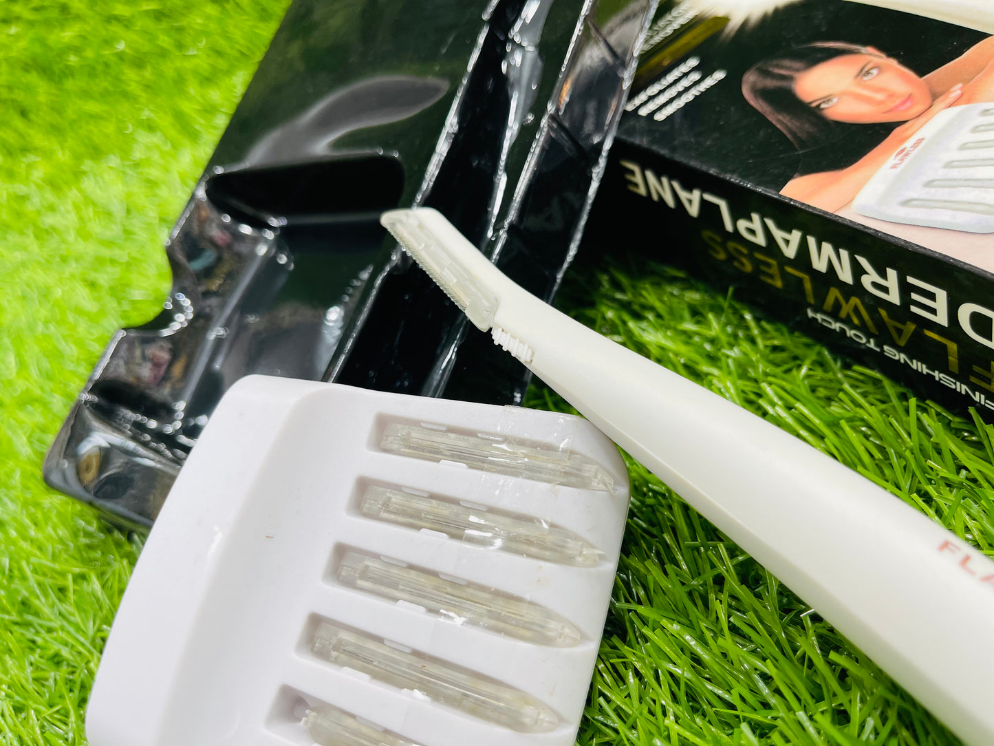 FLAWLESS DERMAPLANE EYEBROW RAZOR – www.onlinemart.com.pk