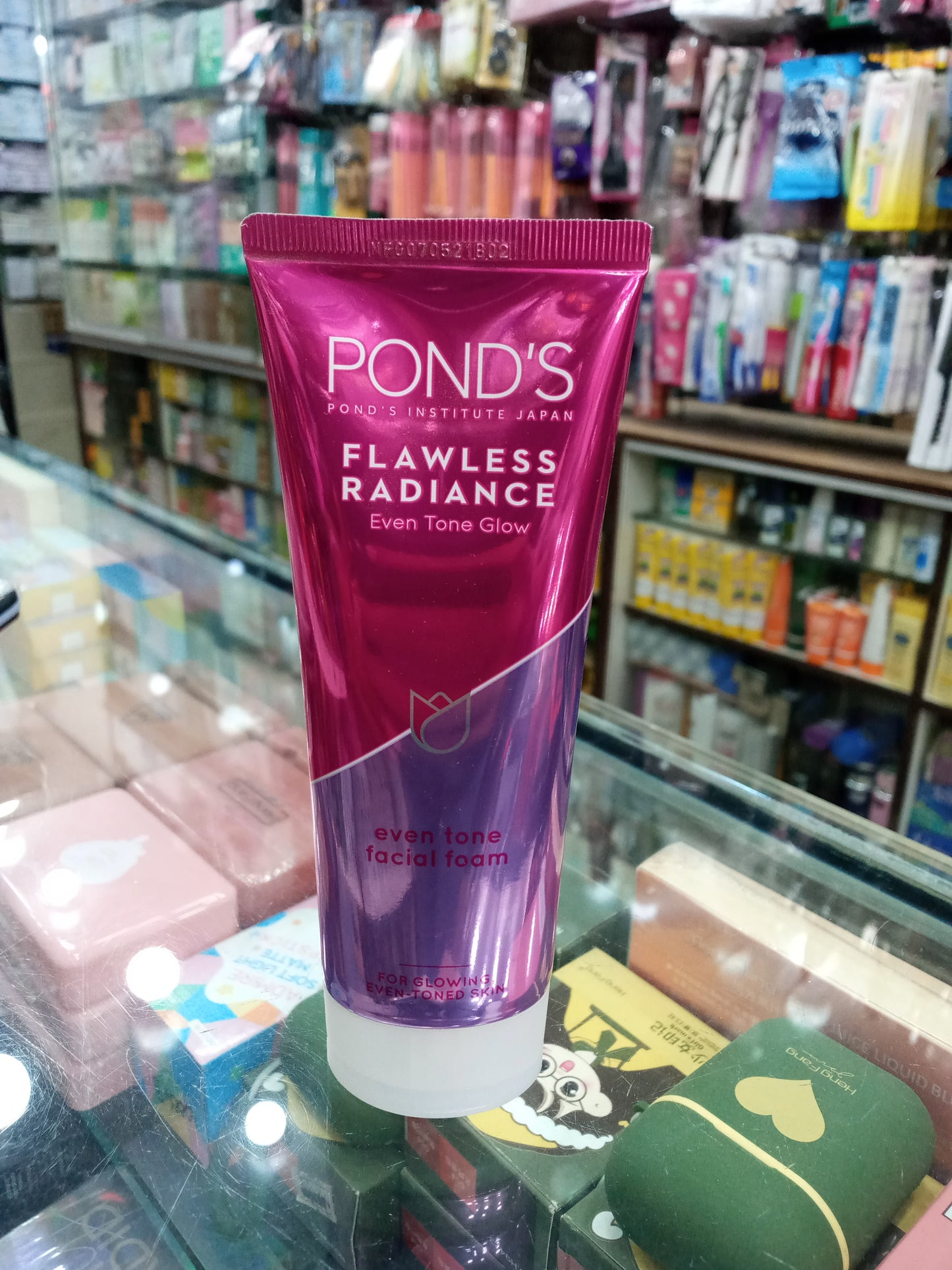 PONDS FLAWLESS RADIANCE FACE WASH